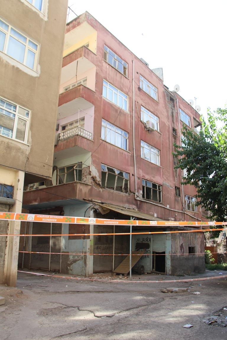 Kolonları patlayan apartmanın sakinleri yardım bekliyor Kolonları patlayan apartmanın sakinleri yardım bekliyor